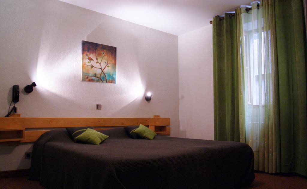 Logis Hotel De La Paix - Tournus Habitación foto